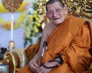 กาฬสินธุ์-ประชาชนหลายหมื่นคนแห่ร่วมบุญใหญ่ “พิธีทำบุญอายุวัฒนมงคล 82 ปี” หลวงปู่ศิลา สิริจนฺโท